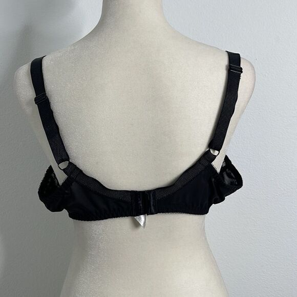 Wacoal silky black underwire bra with mesh and bow embellishments.  Size 40C. - Picture 3 of 7